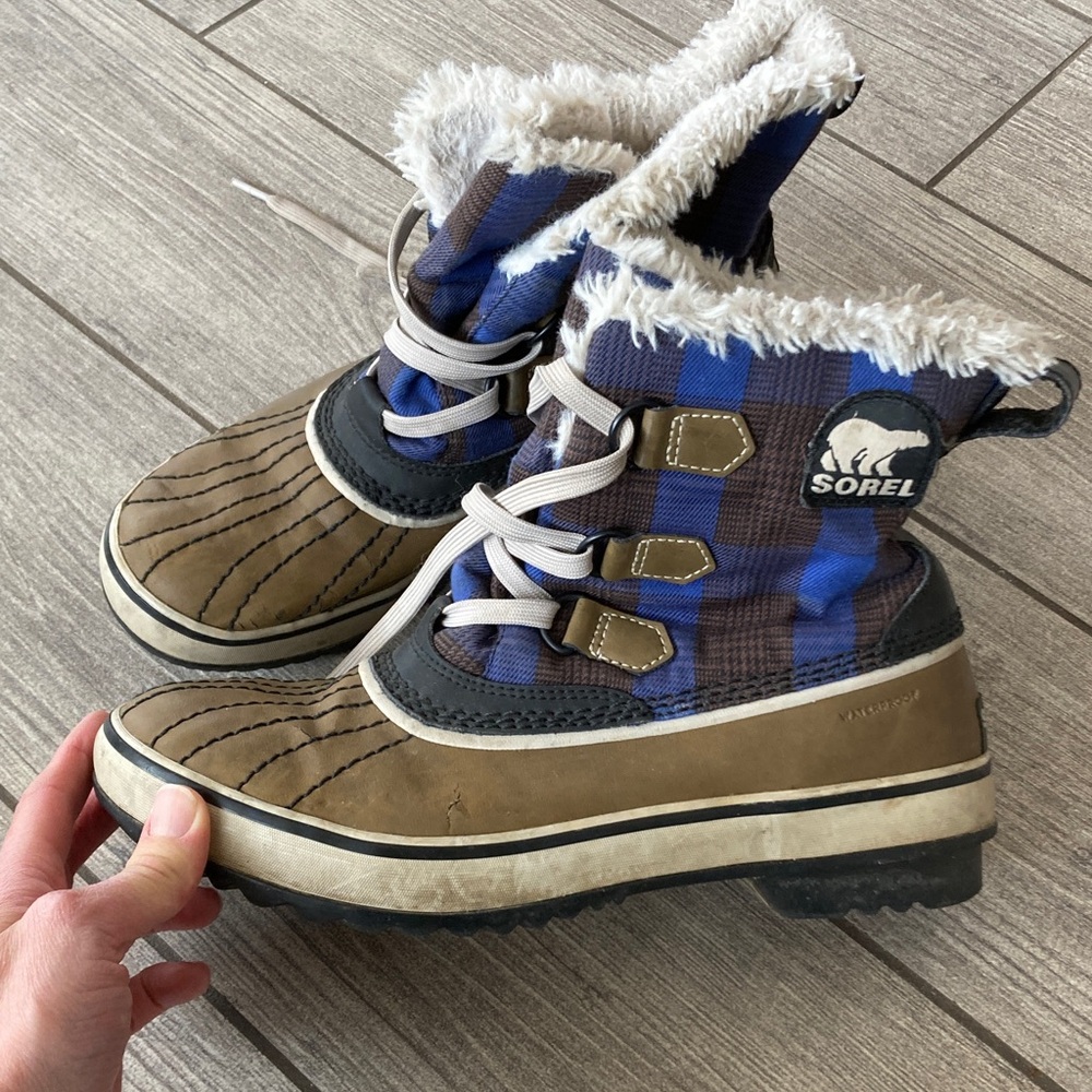 Sorel Blue and Gray Plaid Boots with Fur Lining Size 8